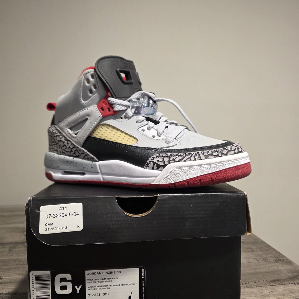 Nike Kids Sneakers in Gray, Black, Red, Cream